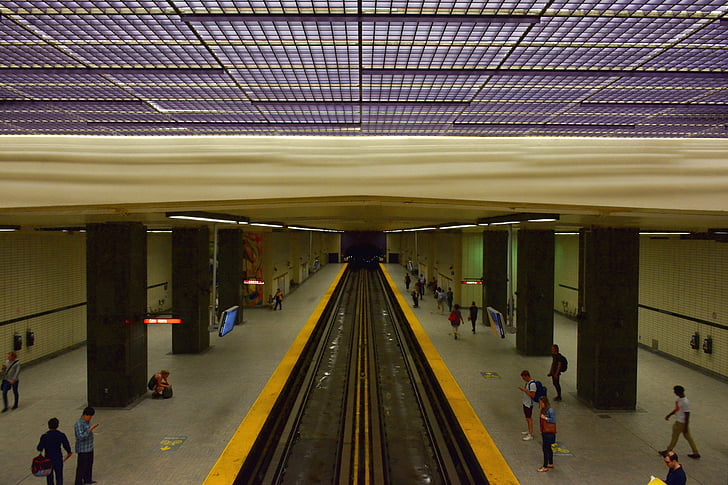 metro, Sherbrooke, Mont-real, Underground, carrils, l'estació de, persones
