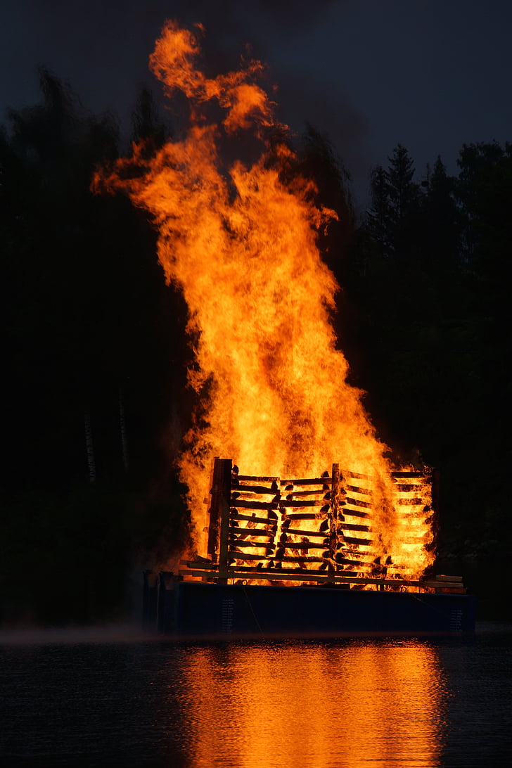 Bonfire, Финландски, Mikkeli, в разгара на лятото празник
