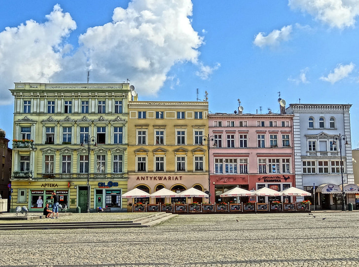 Praça do mercado, Bydgoszcz, Polônia, chapéus de sol, cafés, restaurantes, edifícios