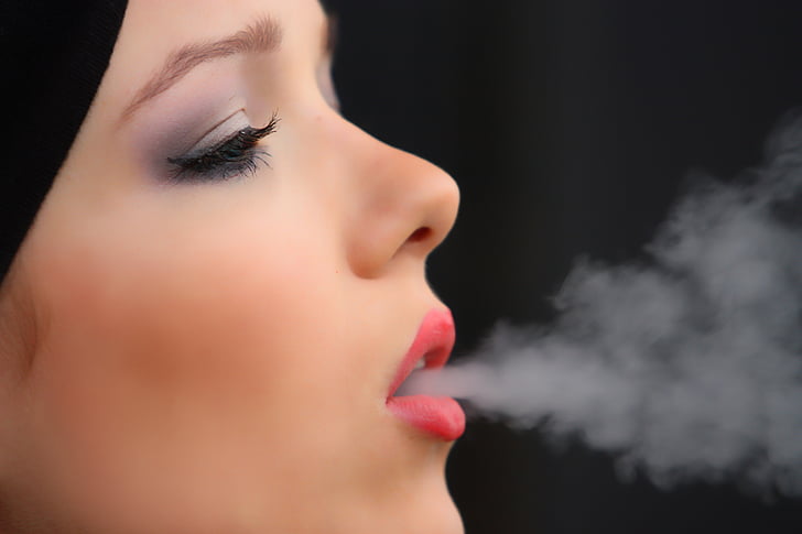 Pigen røg cigaret, nikotin, kvinde, Vice, rygning, læber, munden