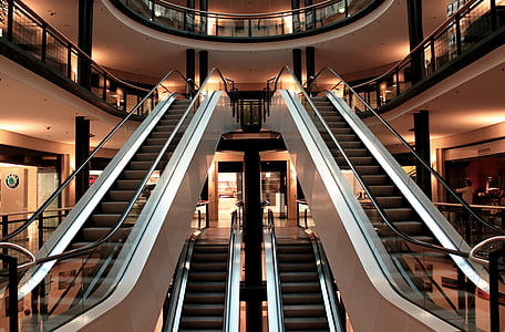 eskalators, pa kāpnēm, metāla segmenti, arhitektūra, ēka, apgaismojums, pasažieru pārvadājumi