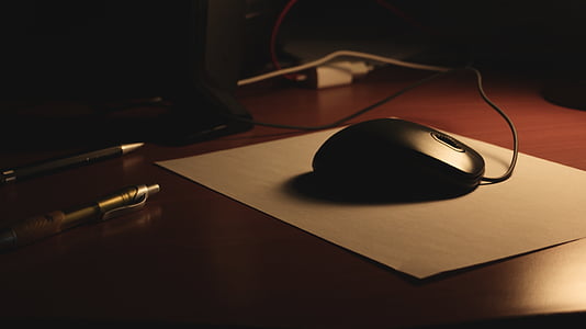 foto, preto, computador, rato, ao seu lado, dois, canetas