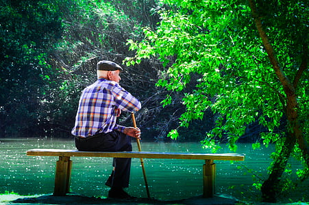 Старейшина, медитирайки живота си, гледате на водата, мъже, на открито, природата, един човек