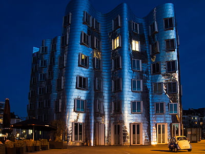 Düsseldorf, los medios de comunicación del puerto, edificios de Gehry, arte más construcción, arquitectura, noche, escena urbana
