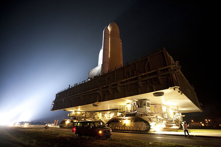 Spaceshuttle Atlantis, uitrol, lanceerplatform, pre-lancering, astronaut, missie, exploratie