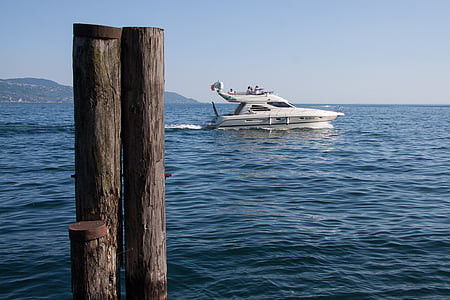 mit dem Schnellboot, Motorboot, Motorboot-Sport, Garda, See, Wassersport, Alpine