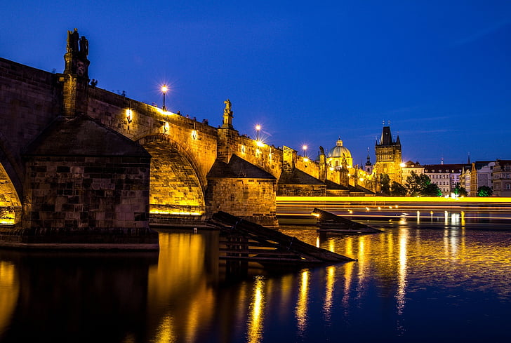 Charles tilts, naktī, Vltava upi, Prague, Čehija, gājēju, vēsturisko