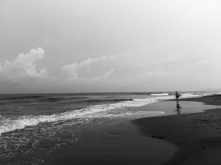 scala di grigi, Foto, persona, Holding, tavola da surf, a piedi, al lato di
