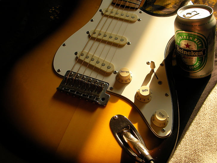 guitarra, Stratocaster, cerveja, Heineken, guitarra elétrica, instrumento musical, instrumento de cordas