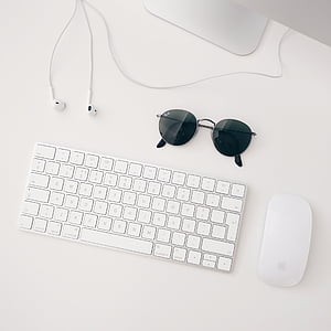 akiniai nuo saulės, pelės, klaviatūra, ausinės, kompiuteris, verslo, biuras
