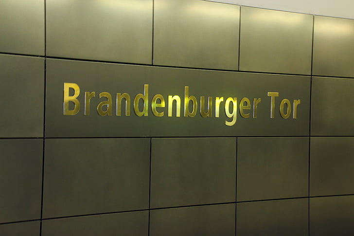 Brandenburg gate, tunnelbanestation, Berlin, sköld, grå, text