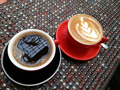 café, café com leite, casa de café, café preto, copo vermelho, espuma de café com leite, manhã