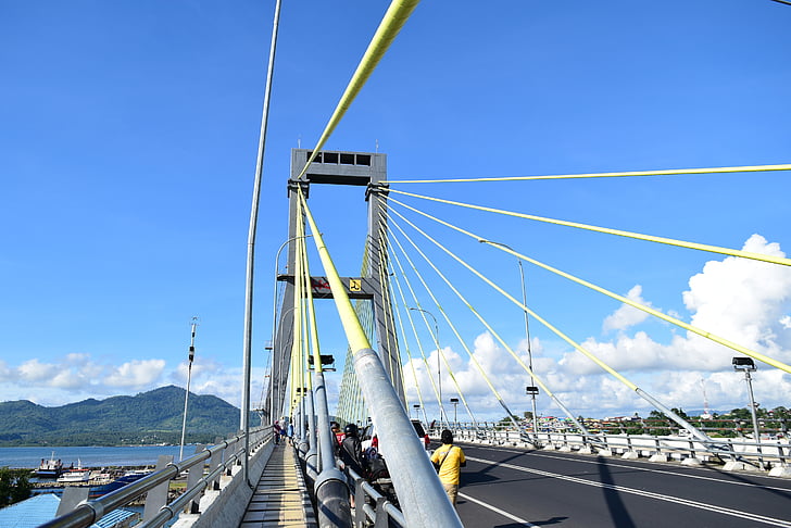 blauer Himmel, Manado, Schrägseilbrücke