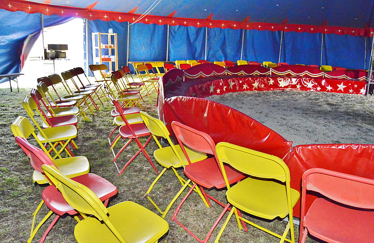 Cirque, intérieur, rangées de chaises