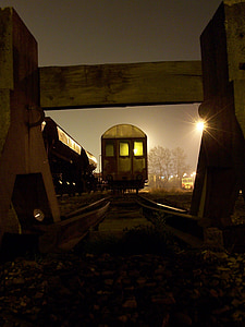 Trem, carroça, à noite