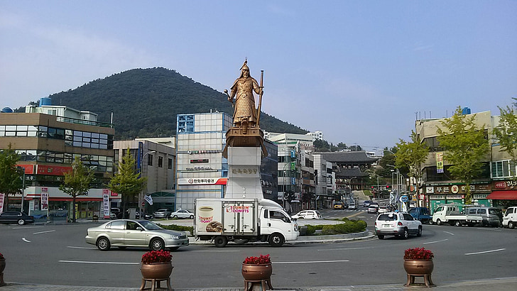 Yeosu, Praça de Yi, Yi sun sin
