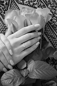 női kezek, gyűrű, elkötelezettség, virágok