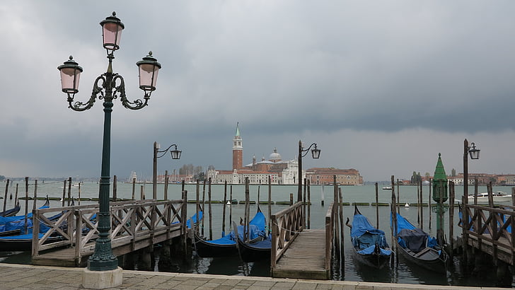Venedig, gondoler, gatubelysning