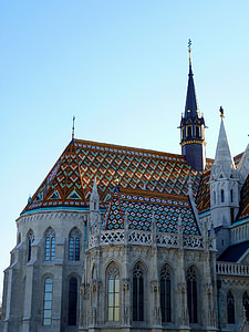 Budapešť, Buda, okolie zámku, Matthias church, Zsolnay strechy, modrá obloha, kostol Panny Márie