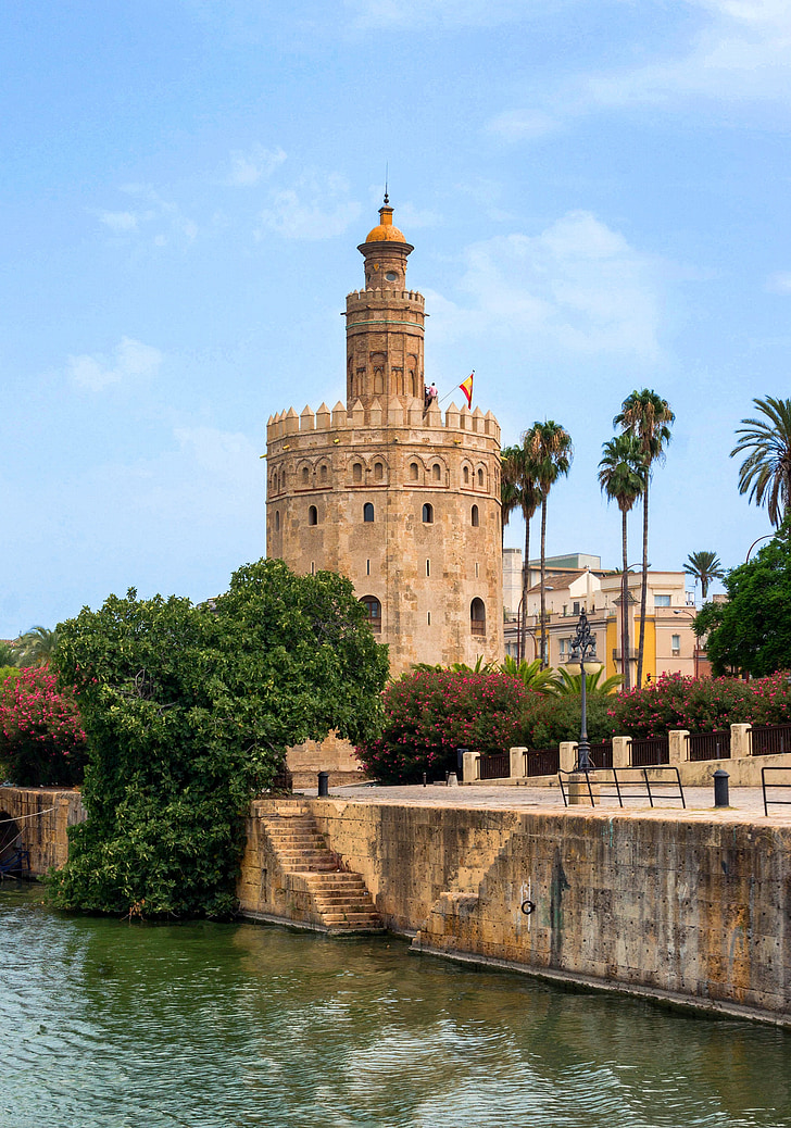 Sevilla, Španělsko, věž ze zlata, květiny, stromy, dlaně, Palmové stromy