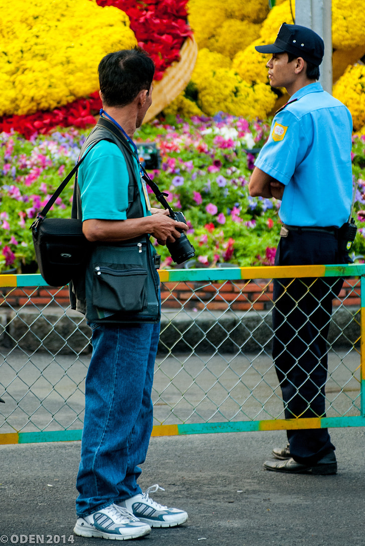 guard, photographer, flowers, yellow, red, street, outside
