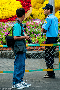 strážný, fotograf, květiny, žlutá, červená, ulice, mimo