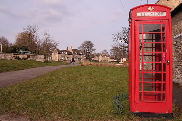 Telèfon públic, bassa del poble, vermell, verd, rural, camp