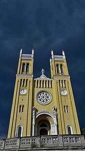 Gereja, langit, bersalju tipis