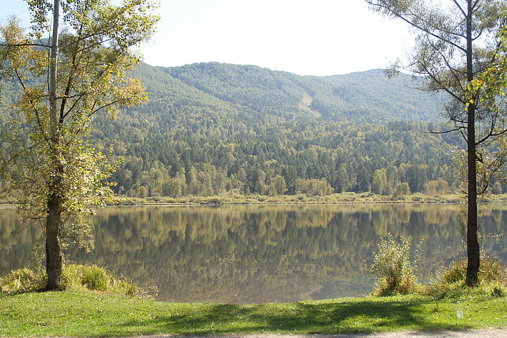 Mountain altai, i sjön manzherok, Fjällsjö, hösten i fjällen