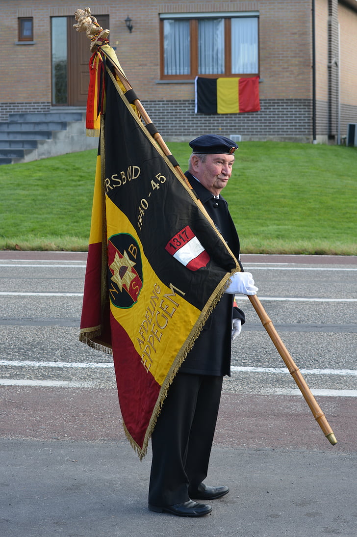 sodan soturi, vanha soturi, mies, Belgian lipun alla, sodan muistomerkki