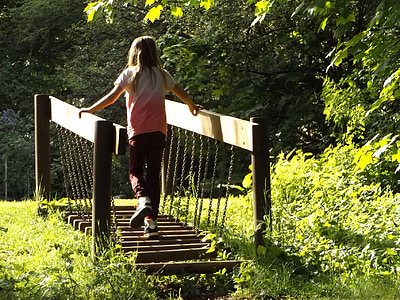 vratké most, lesní dobrodružství cesta, přírodní hřiště, dítě, Děvče, Les, louka