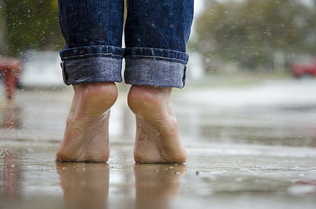 descalç, peus, macro, a l'exterior, pluja, l'aigua, mullat