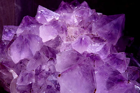 Ametista, violeta, cova de cristall, drusos, part superior de joia, trossos de pedres precioses, porpra fosc