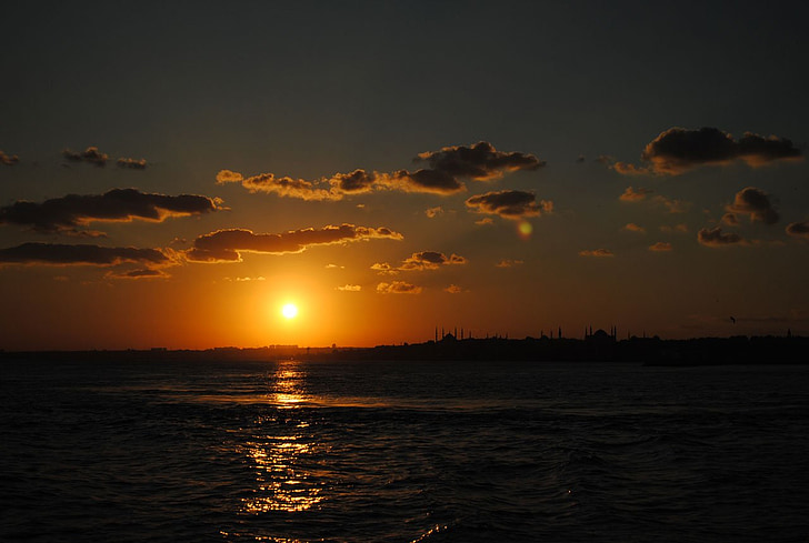 Istanbul, Mesquita, posta de sol, silueta, l'estiu, cel, al costat del mar