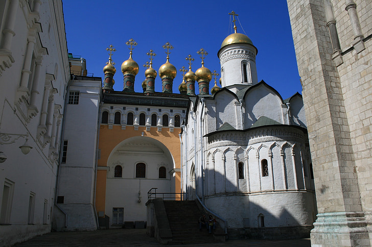 terem palace, secluded, hidden, secretive, contains 4 churches, rich yellow wall, arches