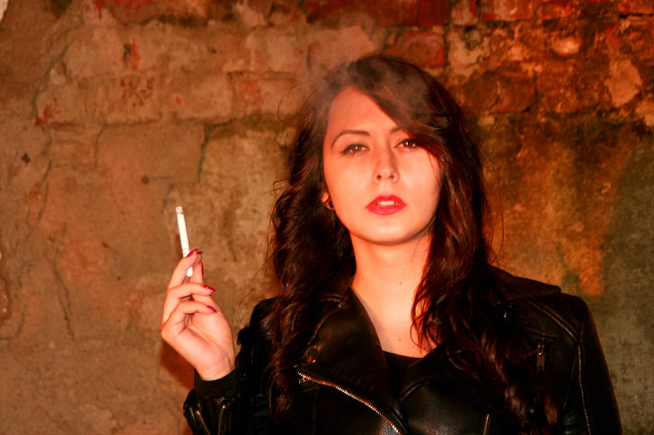 dievča, kožená bunda, cigareta, čierne vlasy, zvádzanie