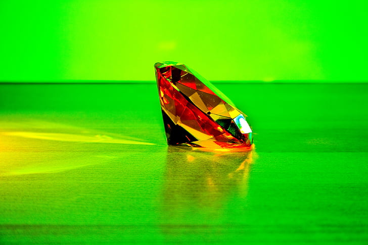 Pierre de verre, diamant, vert, rouge, réfraction