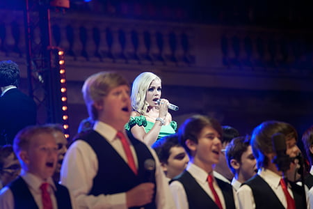 Katherine jenkins, cantante, Galés, los chicos del coro en voz alta, cantar, etapa, Palacio de Buckingham