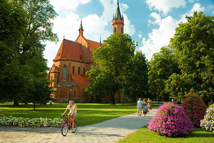 mergaitė, dviratis, parkas, bažnyčia