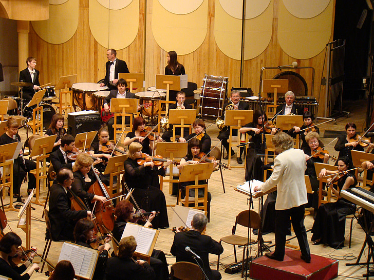 Orchestre symphonique, concert, salle philharmonique, musique, chef d’orchestre, violon, violoncelle