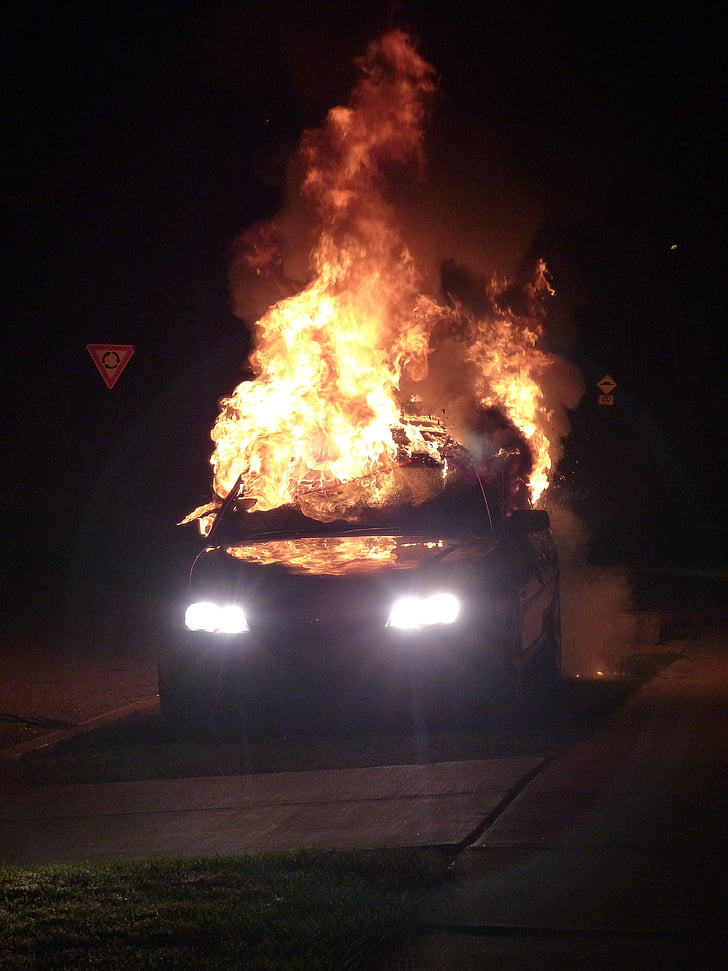 samochód-pułapka, Fire bomba, wypadek samochodowy, bomba, wybuch, zniszczenie, podpalenie