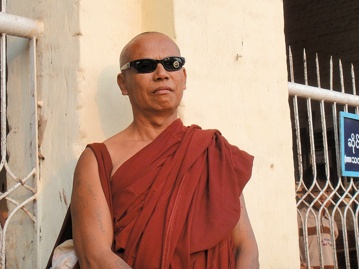 monje, religión, budismo, fieles, Myanmar, Birmania, gafas de sol