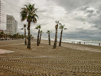 Spiaggia di San juan, Alicante, dopo frutteti, Mar Mediterraneo, nuvoloso, giostre, pesca