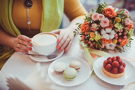 jeune fille, femme, mains, bouquet, fleurs, gâteau, fraise