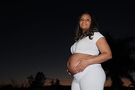 gravid kvinde, familie, graviditet, hvid kjole, bud, kommende mor, forventer en baby