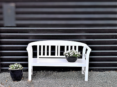 drevená lavica, záhradné lavice, sedací nábytok, maľované biele, pekné miesto, biela pansy, zvyšok