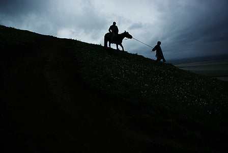 temné mraky, jízda na koni, svahu, soumrak, ruoergai, stín, silueta