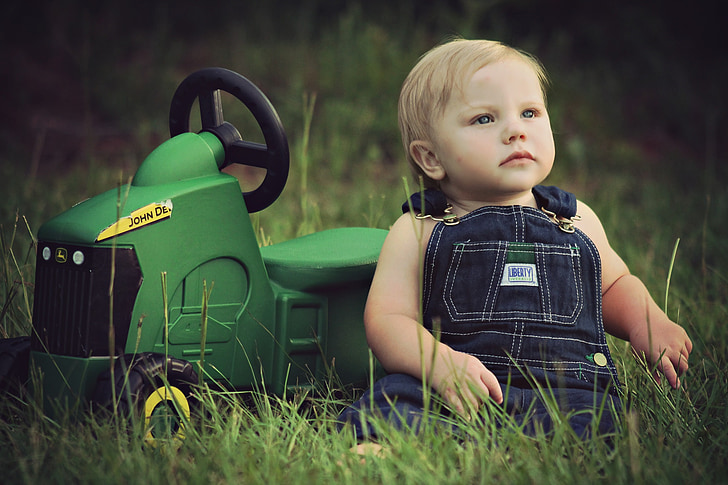 beba, dječak, dijete, divan, portret, igračka traktor, zemlja