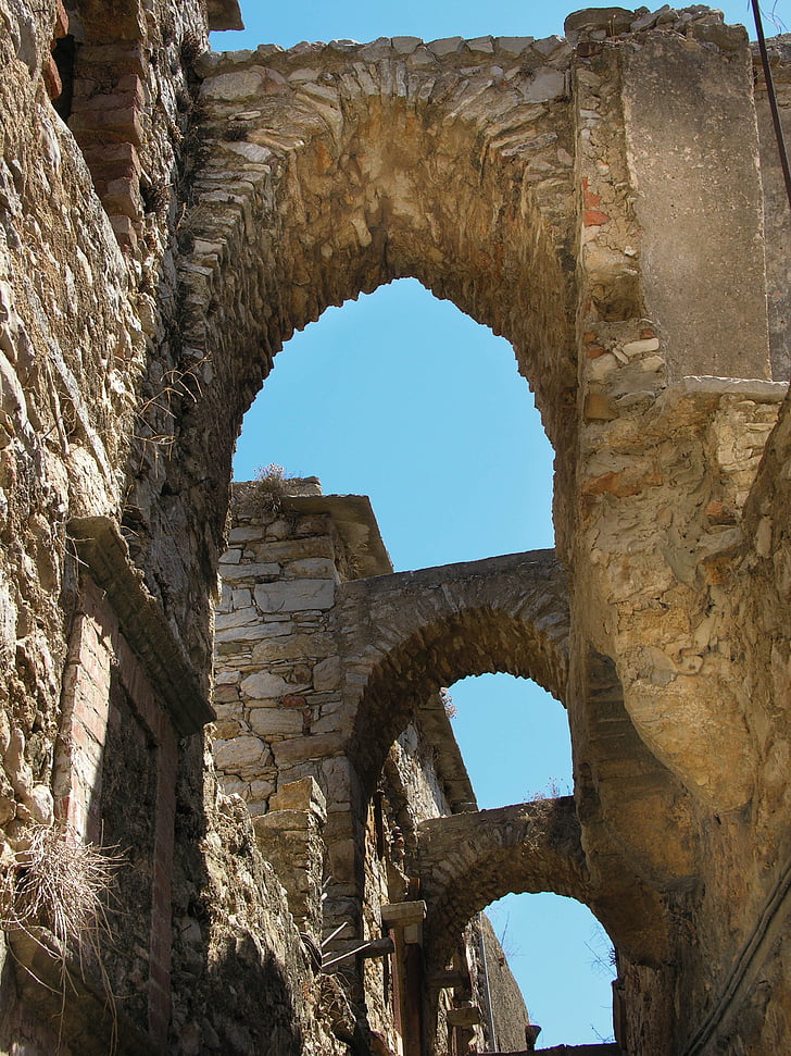 Chios, bóvedas, casco antiguo, cielo azul, isla griega