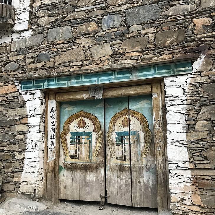 stone house, color of wood door, totem